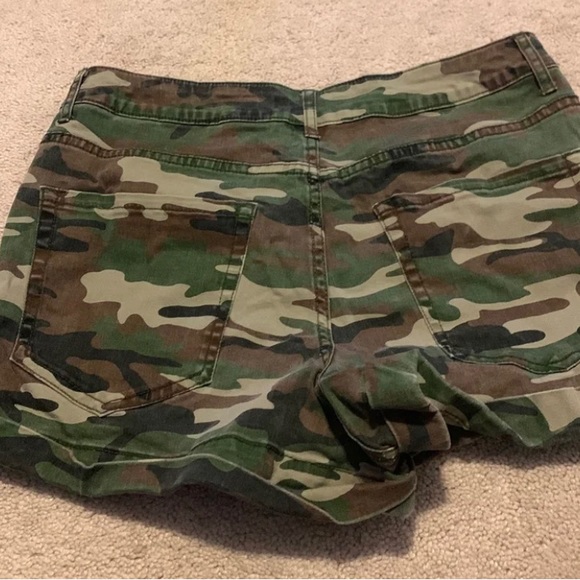 Shorts camouflage womens size 29. Good condition. - Picture 3 of 4